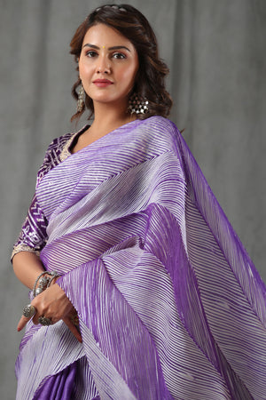Buy lavender striped tussar silk saree online in USA with bandhej blouse. Make a fashion statement at weddings with stunning designer sarees, embroidered sarees with blouse, wedding sarees, handloom sarees from Pure Elegance Indian fashion store in USA.-closeup