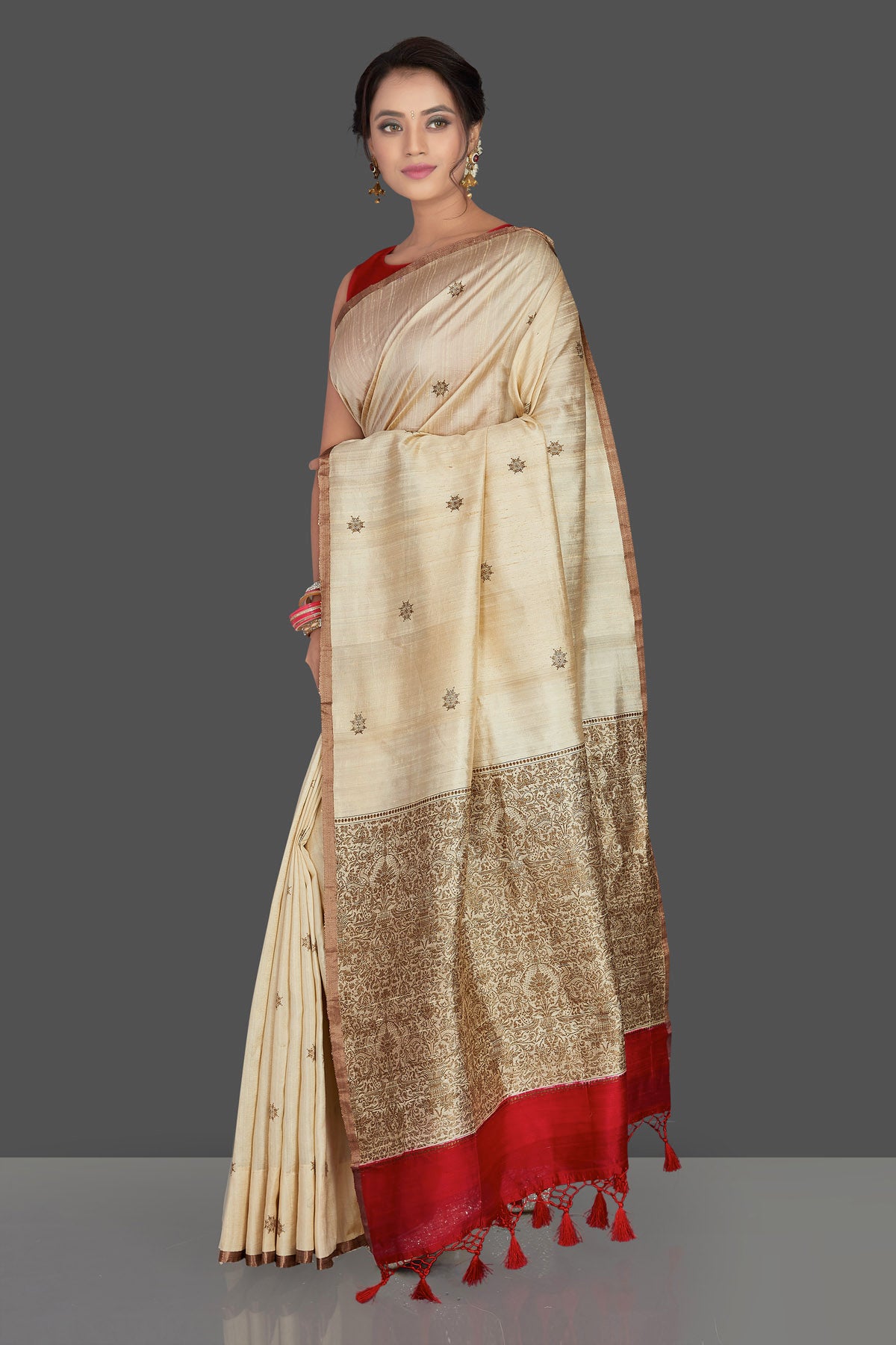 Shop elegant cream Banarasi silk sari online in USA with antique zari pallu. Keep it elegant with handwoven sarees, Banarasi silk sarees, soft silk sarees from Pure Elegance Indian fashion boutique in USA. We bring a especially curated collection of ethnic sarees for Indian women in USA under one roof!-pallu