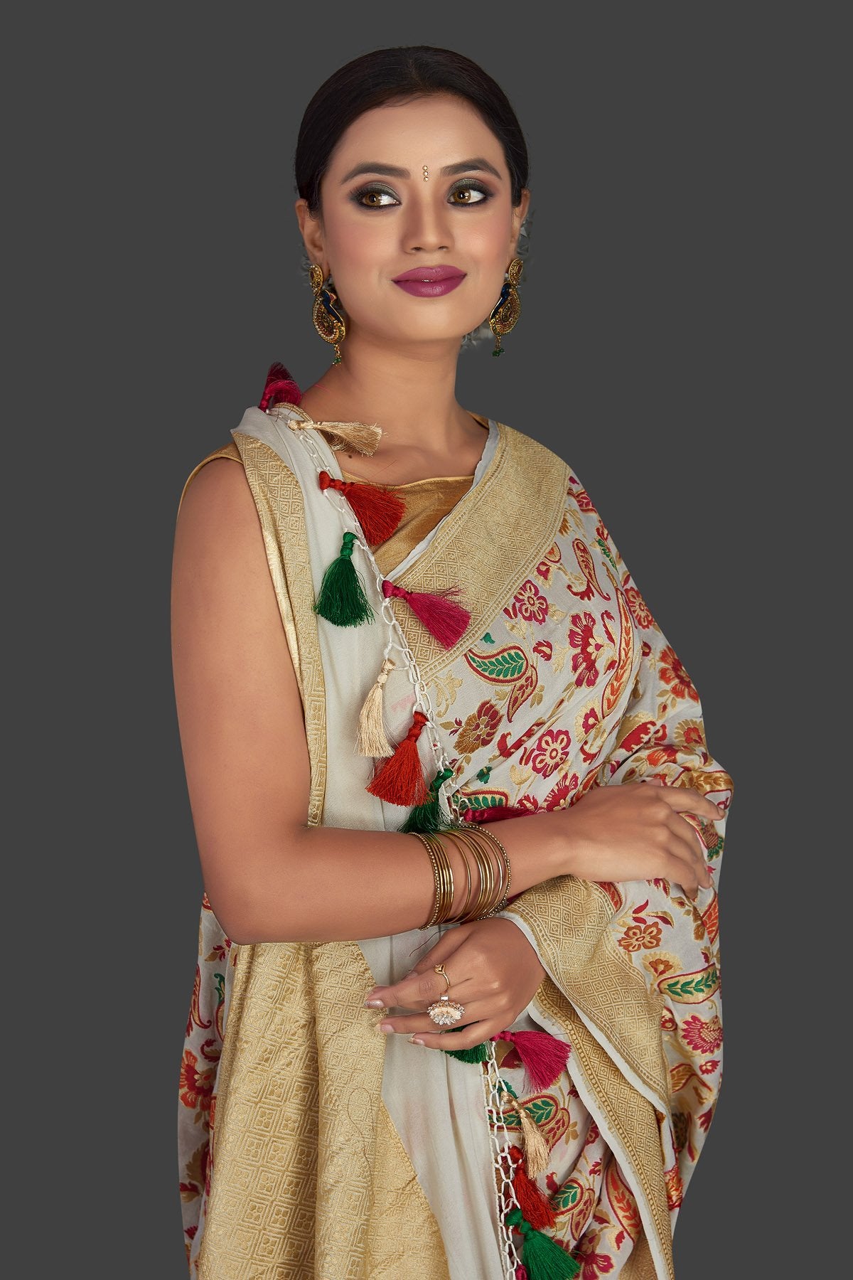 Shop exquisite off-white georgette Banarasi saree online in USA with zari minakari floral work. Radiate elegance with georgette sarees, Banarasi sarees, handwoven sarees from Pure Elegance Indian fashion boutique in USA. We bring a especially curated collection of ethnic sarees for Indian women in USA under one roof!-closeup