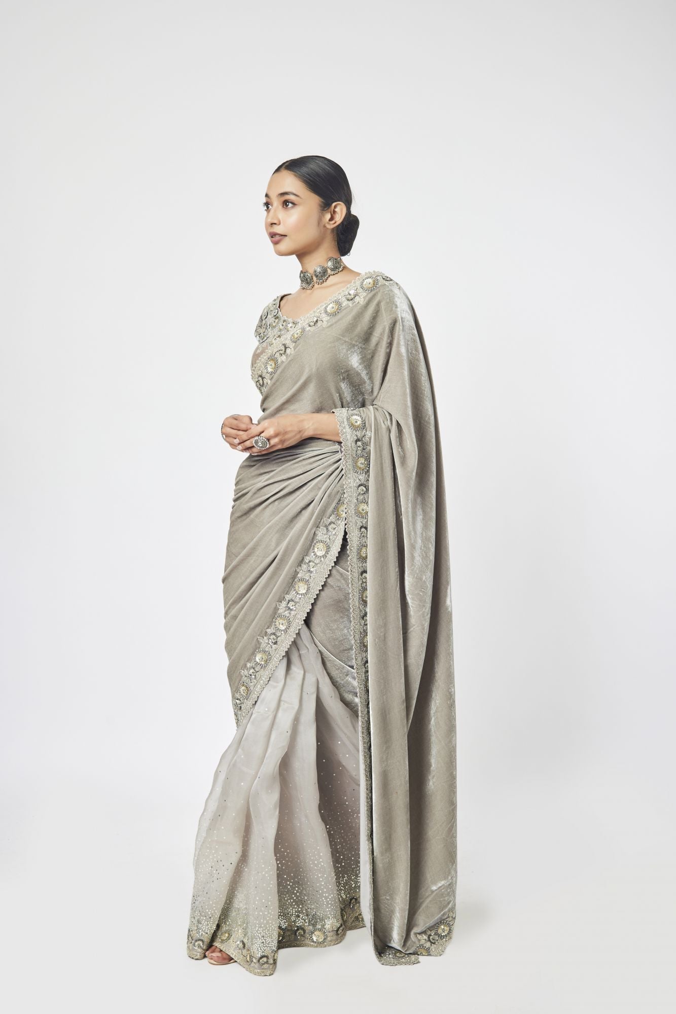 Buy grey embroidered organza and velvet saree online in USA with saree blouse. Make a fashion statement on festive occasions and weddings with designer sarees, designer suits, Indian dresses, Anarkali suits, palazzo suits, designer gowns, sharara suits, embroidered sarees from Pure Elegance Indian fashion store in USA.-pallu