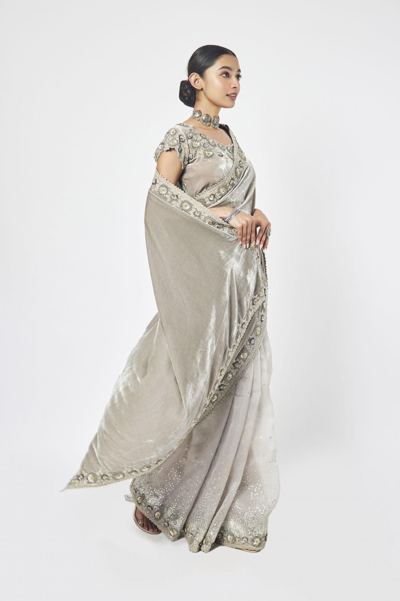 Buy grey embroidered organza and velvet saree online in USA with saree blouse. Make a fashion statement on festive occasions and weddings with designer sarees, designer suits, Indian dresses, Anarkali suits, palazzo suits, designer gowns, sharara suits, embroidered sarees from Pure Elegance Indian fashion store in USA.-right