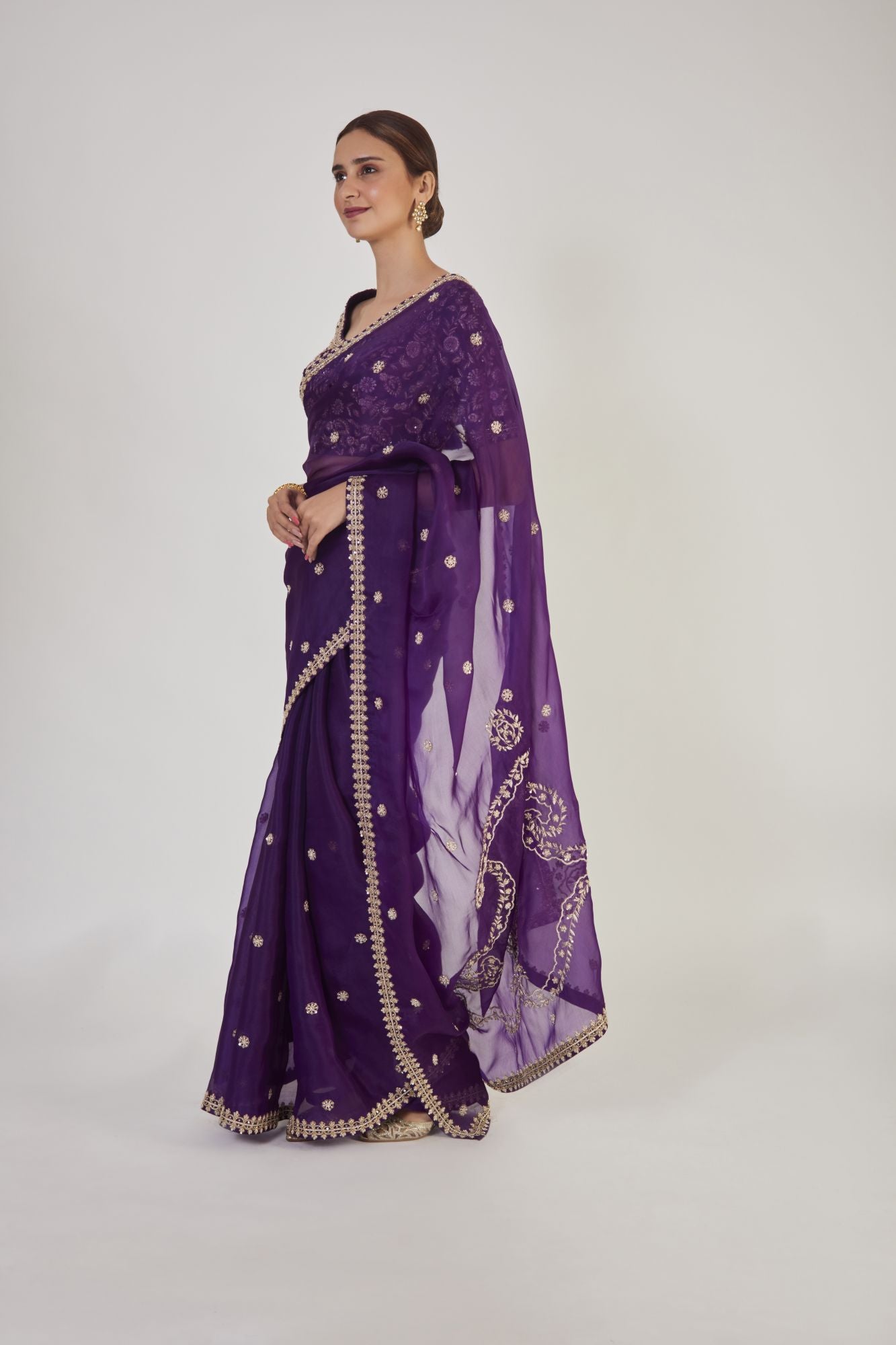 Buy beautiful purple zardozi work organza saree online in USA with saree blouse. Make a fashion statement on festive occasions and weddings with designer sarees, designer suits, Indian dresses, Anarkali suits, palazzo suits, designer gowns, sharara suits, embroidered sarees from Pure Elegance Indian fashion store in USA.-pallu