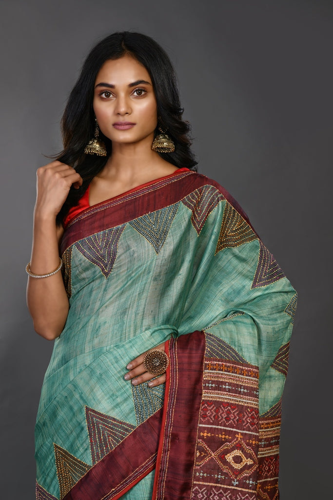 Shop green handloom sari online in USA with red temple border. Make a fashion statement on festive occasions and weddings with designer sarees, designer suits, Indian dresses, Anarkali suits, palazzo suits, designer gowns, sharara suits, embroidered sarees from Pure Elegance Indian fashion store in USA.-closeup