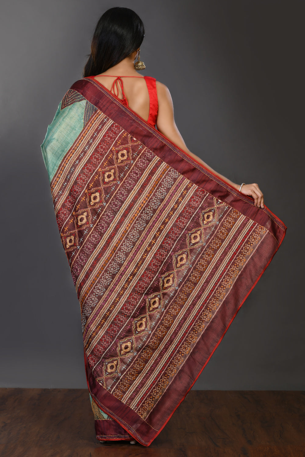 Shop green handloom sari online in USA with red temple border. Make a fashion statement on festive occasions and weddings with designer sarees, designer suits, Indian dresses, Anarkali suits, palazzo suits, designer gowns, sharara suits, embroidered sarees from Pure Elegance Indian fashion store in USA.-back