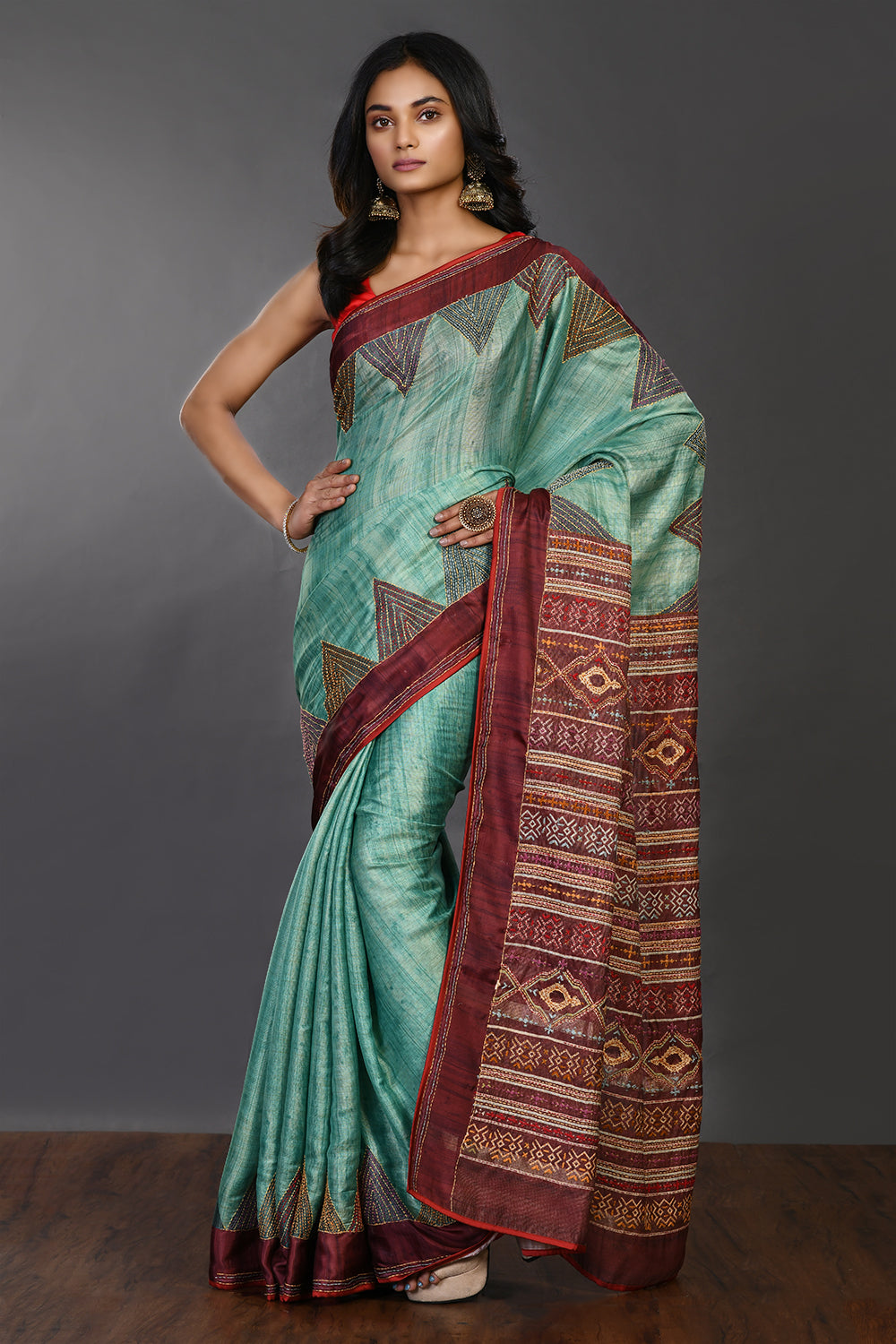 Shop green handloom sari online in USA with red temple border. Make a fashion statement on festive occasions and weddings with designer sarees, designer suits, Indian dresses, Anarkali suits, palazzo suits, designer gowns, sharara suits, embroidered sarees from Pure Elegance Indian fashion store in USA.-full view