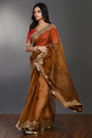 Buy brown tikki work organza sari online in USA with kiran lace and blouse. Make a fashion statement on festive occasions and weddings with designer sarees, designer suits, Indian dresses, Anarkali suits, palazzo suits, designer gowns, sharara suits, embroidered sarees from Pure Elegance Indian fashion store in USA.-pallu