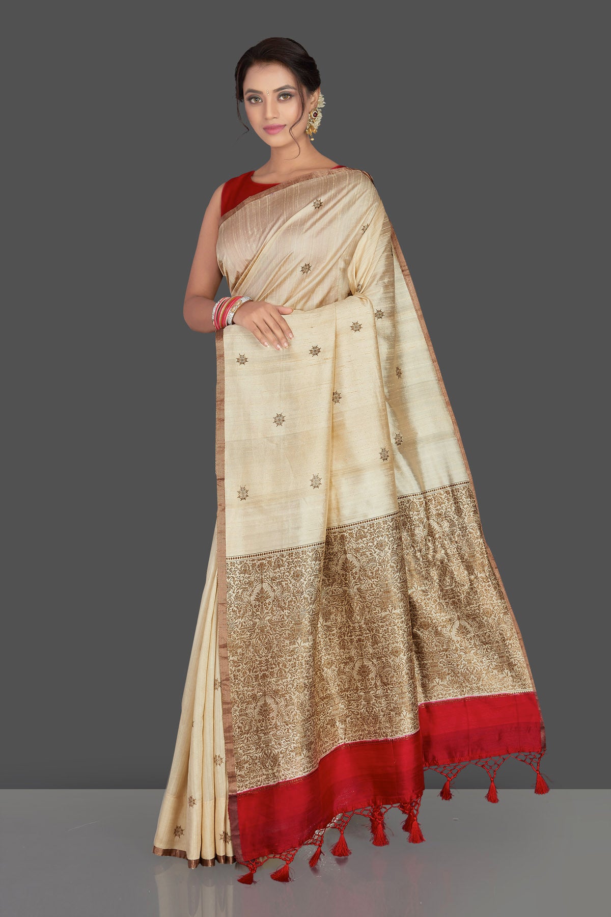 Shop elegant cream Banarasi silk sari online in USA with antique zari pallu. Keep it elegant with handwoven sarees, Banarasi silk sarees, soft silk sarees from Pure Elegance Indian fashion boutique in USA. We bring a especially curated collection of ethnic sarees for Indian women in USA under one roof!-full view