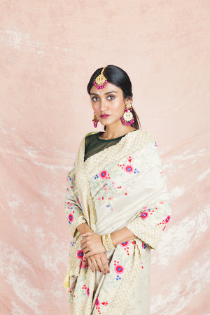 Buy stunning cream embroidered handloom tassar saree online in USA with saree blouse. Champion ethnic fashion on weddings and festivals with a stunning collection of designer sarees, handloom sarees with blouse, wedding sarees, from Pure Elegance Indian fashion store in USA-closeup