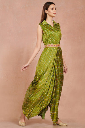 Shop beautiful mehendi green bandhej print jumpsuit online in USA with embroidered belt. Make a fashion statement on festive occasions and weddings with designer suits, Indian dresses, Anarkali suits, palazzo suits, designer gowns, sharara suits from Pure Elegance Indian fashion store in USA.-right