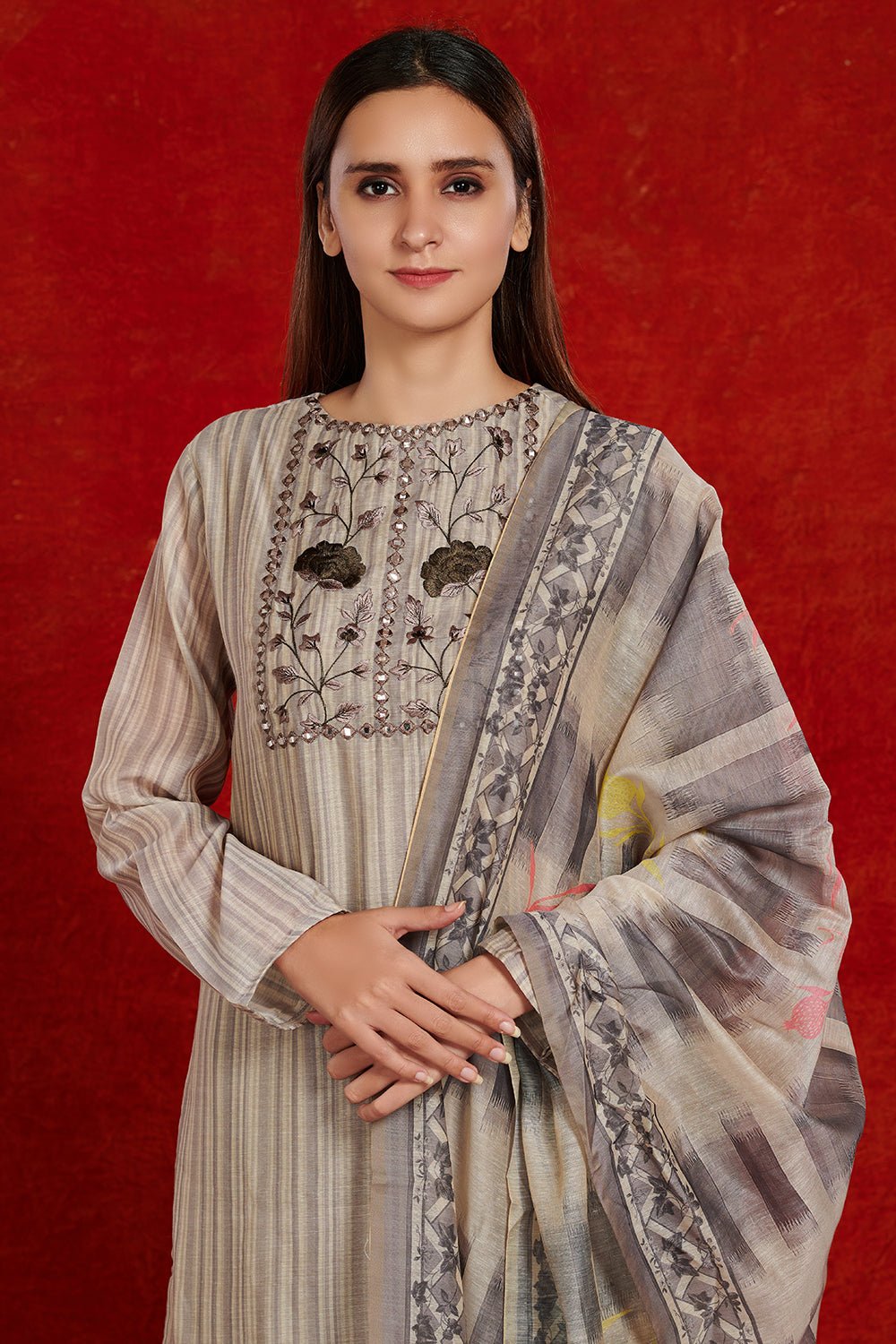 Buy beautiful beige chanderi suit set online in USA with tie and dye dupatta. Make a fashion statement on festive occasions and weddings with palazzo suits, sharara suits, partywear dresses, salwar suits from Pure Elegance Indian fashion store in USA.-closeup