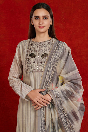 Buy beautiful beige chanderi suit set online in USA with tie and dye dupatta. Make a fashion statement on festive occasions and weddings with palazzo suits, sharara suits, partywear dresses, salwar suits from Pure Elegance Indian fashion store in USA.-closeup