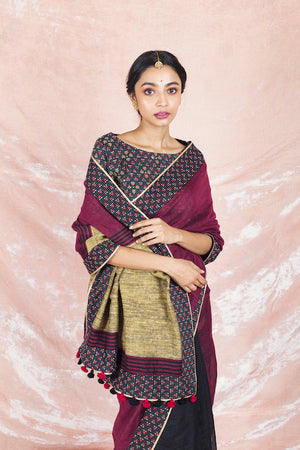Shop elegant wine and black handloom sari online in USA with black printed saree blouse. Champion ethnic fashion on weddings and festivals with a stunning collection of Banarasi sarees, handloom sarees with blouse, bridal sarees, from Pure Elegance Indian fashion store in USA.-closeup